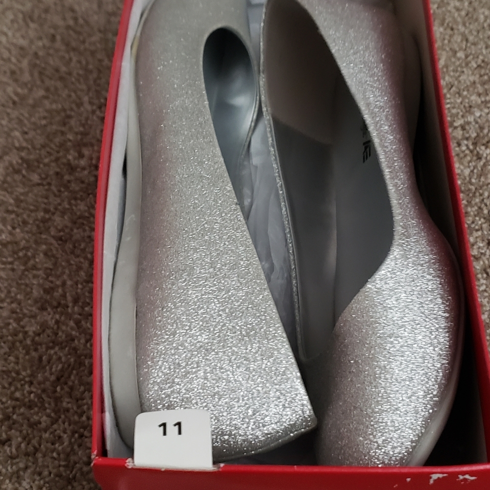 Women's size:11  flats - Picture 6 of 6